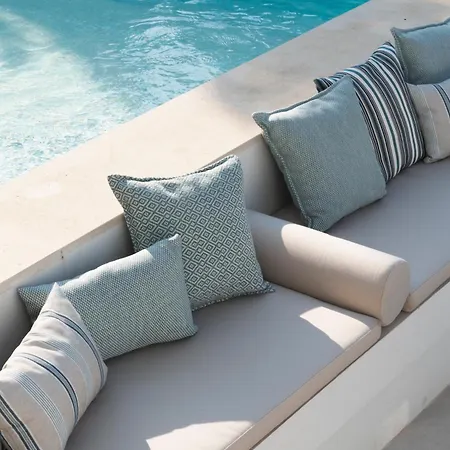 Martine, Nueva Andalucia, Nyaraló *