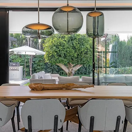 Martine, Nueva Andalucia, Nyaraló