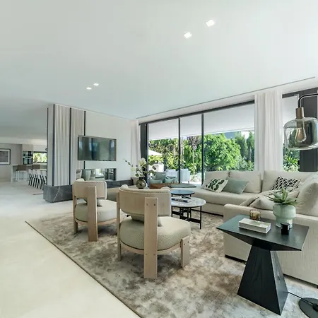 Martine, Nueva Andalucia,