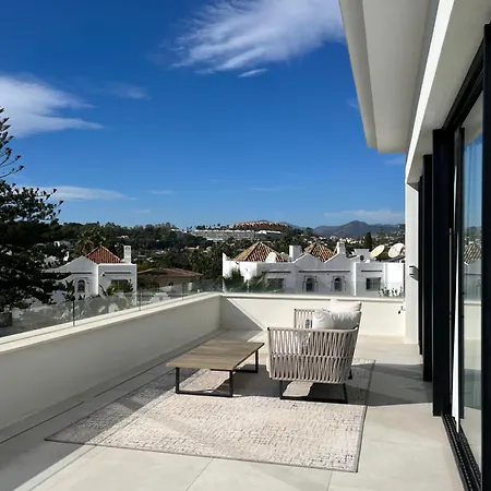 Martine, Nueva Andalucia, Nyaraló *