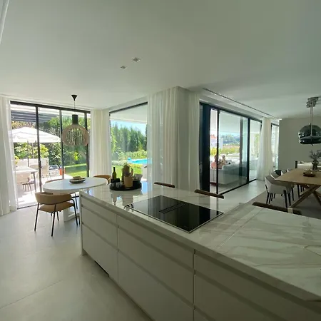 Martine, Nueva Andalucia, *