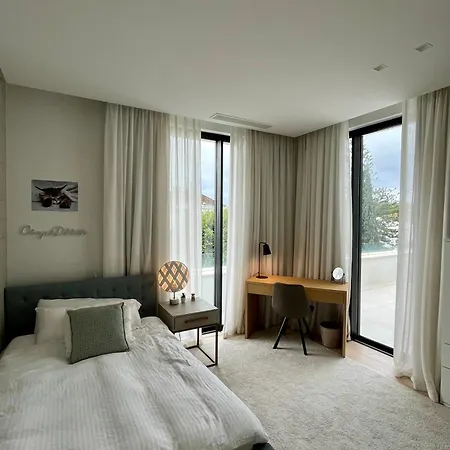 Martine, Nueva Andalucia,