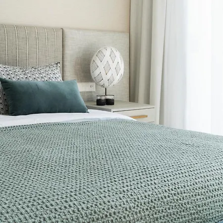 Martine, Nueva Andalucia,