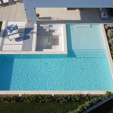 Martine, Nueva Andalucia, *