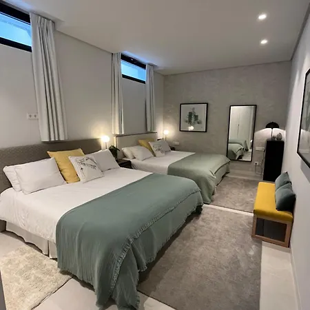 Martine, Nueva Andalucia, Nyaraló