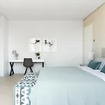 Martine, Nueva Andalucia, Nyaraló