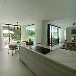 Martine, Nueva Andalucia, *