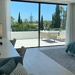 Martine, Nueva Andalucia, Nyaraló