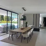 Martine, Nueva Andalucia, Nyaraló