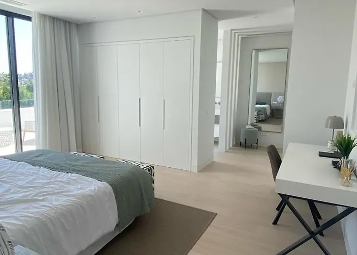 Martine, Nueva Andalucia,