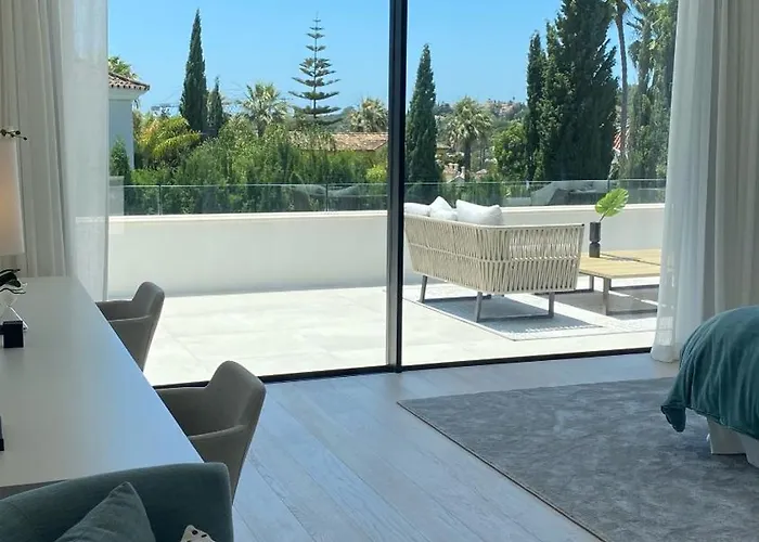 Martine, Nueva Andalucia, Dom wakacyjny