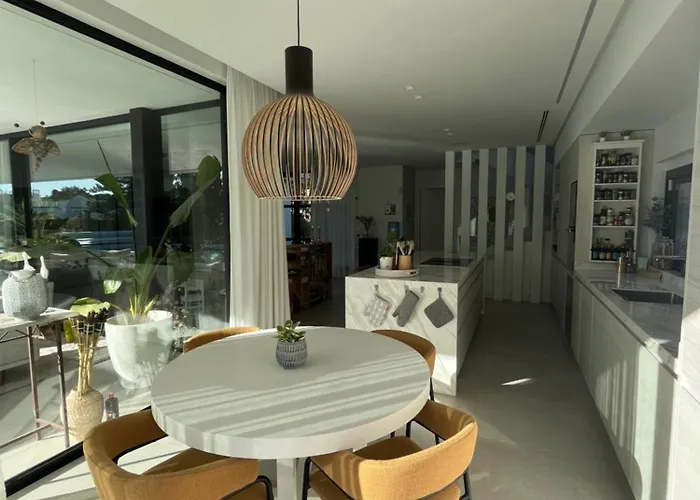 Martine, Nueva Andalucia, *