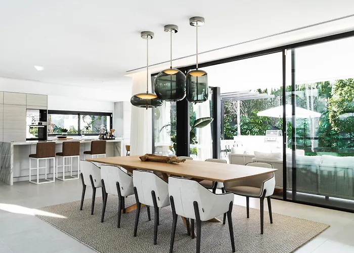 Martine, Nueva Andalucia,