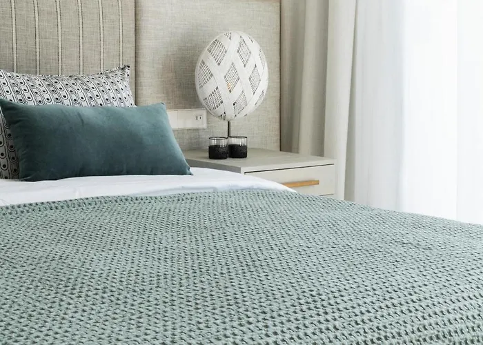 Martine, Nueva Andalucia,