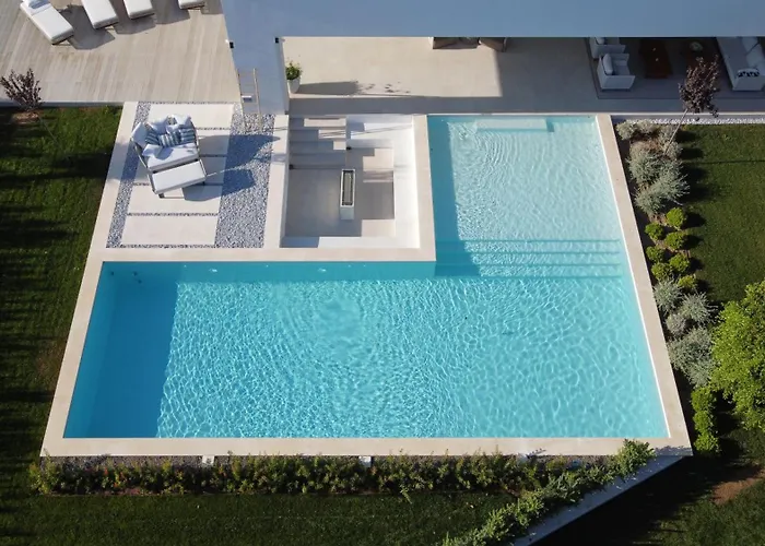 Martine, Nueva Andalucia, *