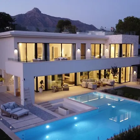 Martine, Nueva Andalucia,