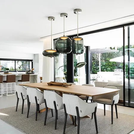 Martine, Nueva Andalucia,