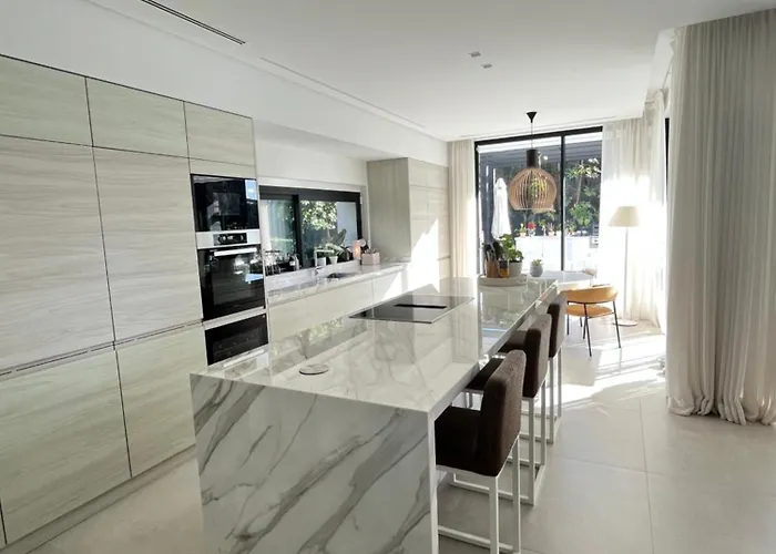 Martine, Nueva Andalucia, * ماربيا